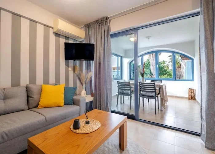Corfiot Maisonette With Shared Pool - Govino Bay شقة جوفيا