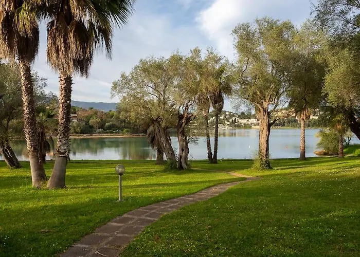 Corfiot Maisonette With Shared Pool - Govino Bay Apartment *